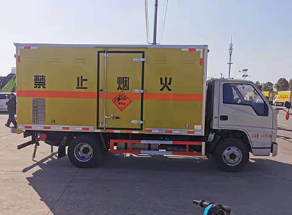 布尔津爆破器材运输车工人安全操作规范与智能技术保障